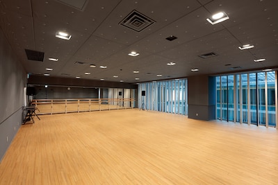 岡山芸術創造劇場の練習室。