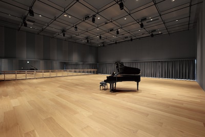 岡山芸術創造劇場の練習室。