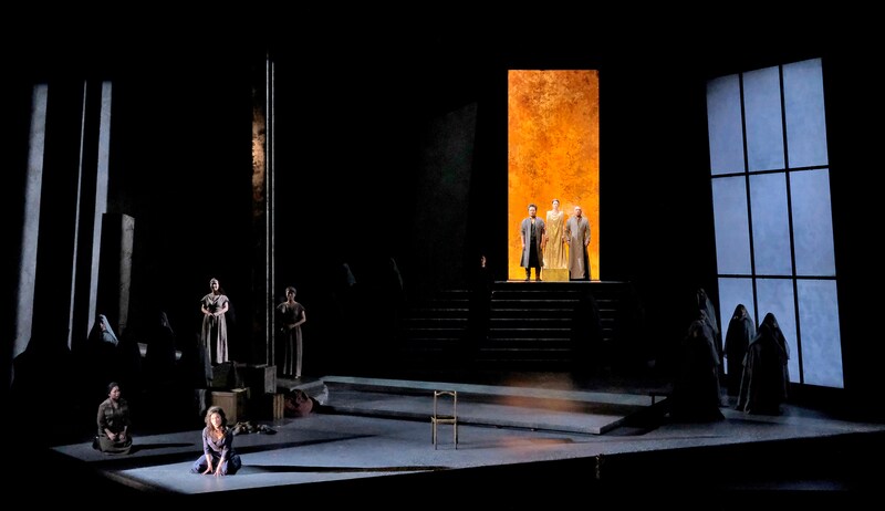 NISSAY OPERA 2023 ＜こけら落とし公演＞「メデア」より。（撮影：三枝近志、提供：日生劇場）