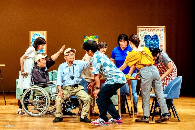 OiBokkeShi「エキストラの宴」（2022年）より。（撮影：hi foo farm）