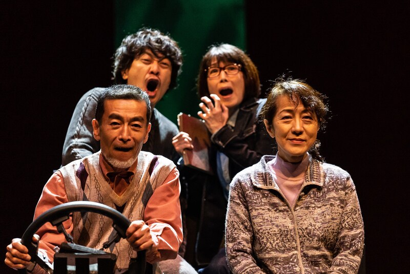 燐光群「藤原さんのドライブ」（2022年）より。