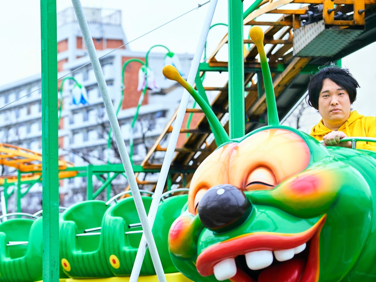 2018年に公開されたアーティスト写真。東京・あらかわ遊園にある日本一遅いジェットコースター「ファミリーコースター」に真顔で乗る様子が撮影された。カメラマンは神藤剛。