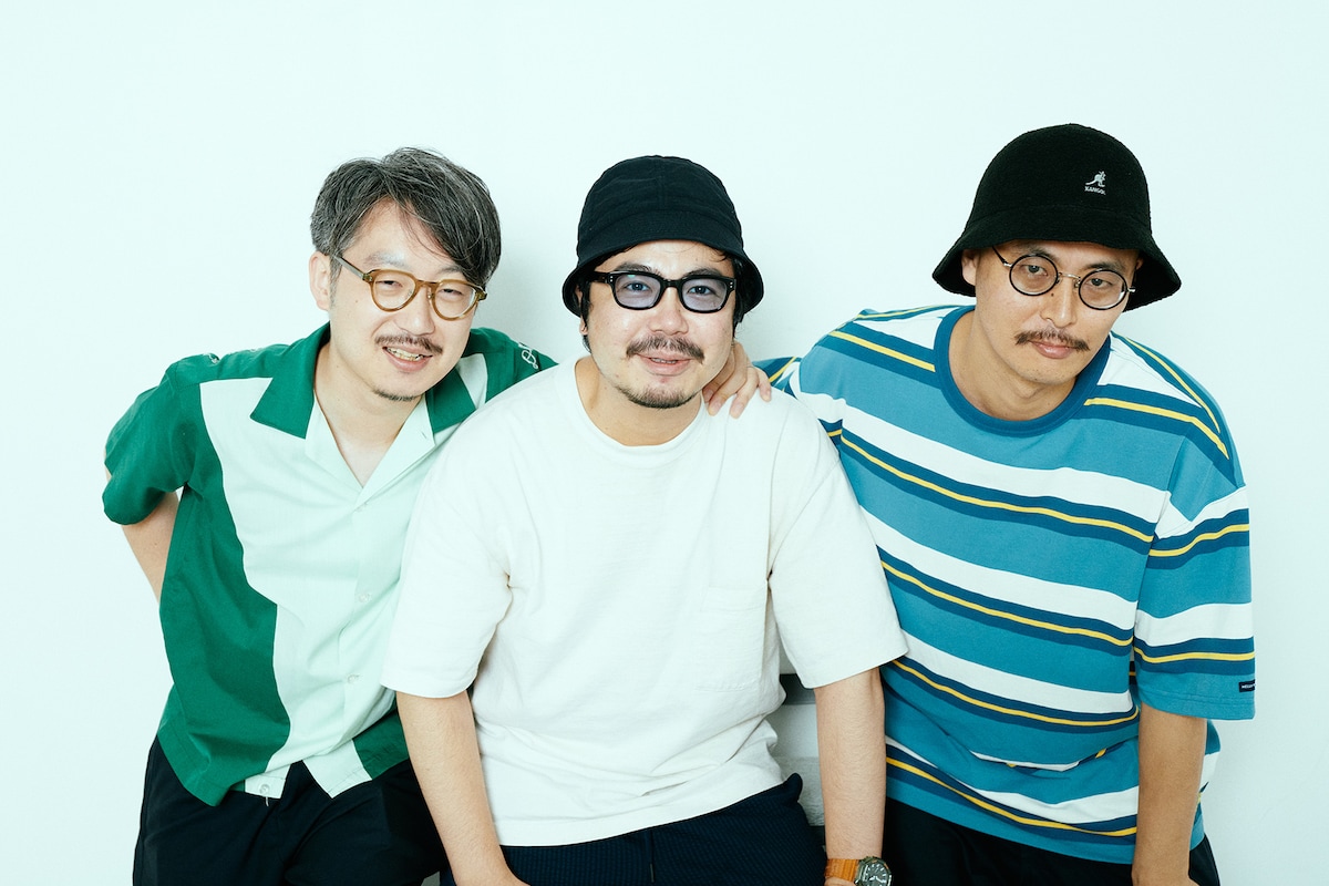 左から斎藤録音（G）、高橋一（Trumpet, Vo）、宮本直明（Key）。