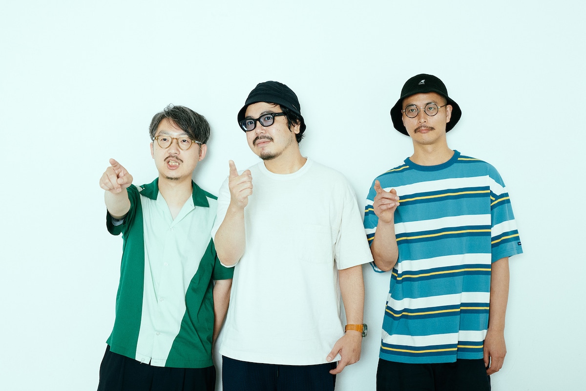 左から斎藤録音（G）、高橋一（Trumpet, Vo）、宮本直明（Key）。