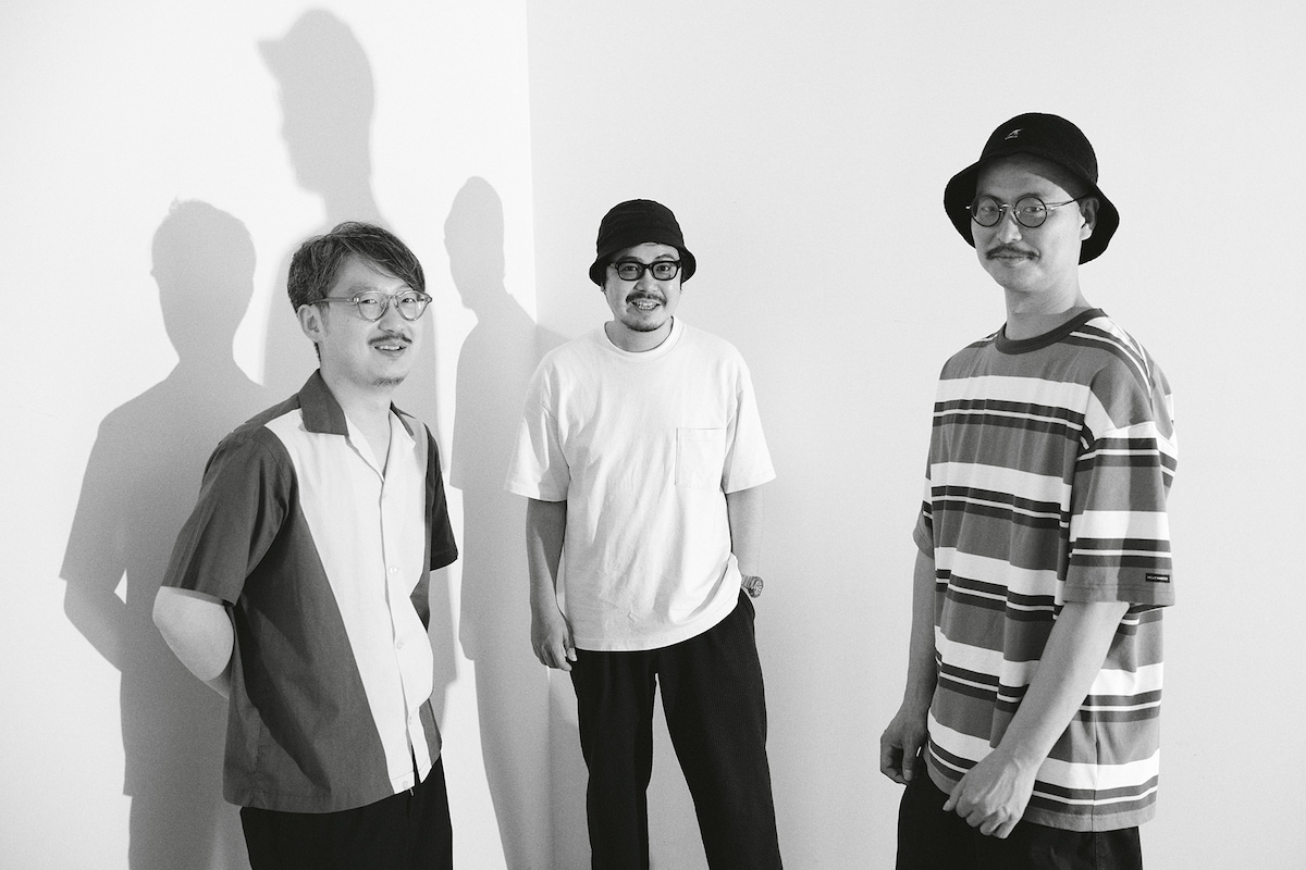 左から斎藤録音（G）、高橋一（Trumpet, Vo）、宮本直明（Key）。