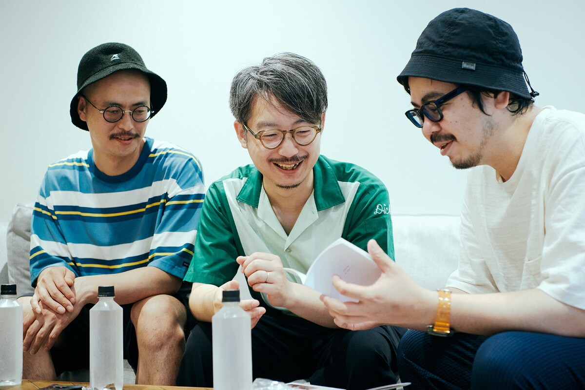 左から宮本直明（Key）、斎藤録音（G）、高橋一（Trumpet, Vo）。