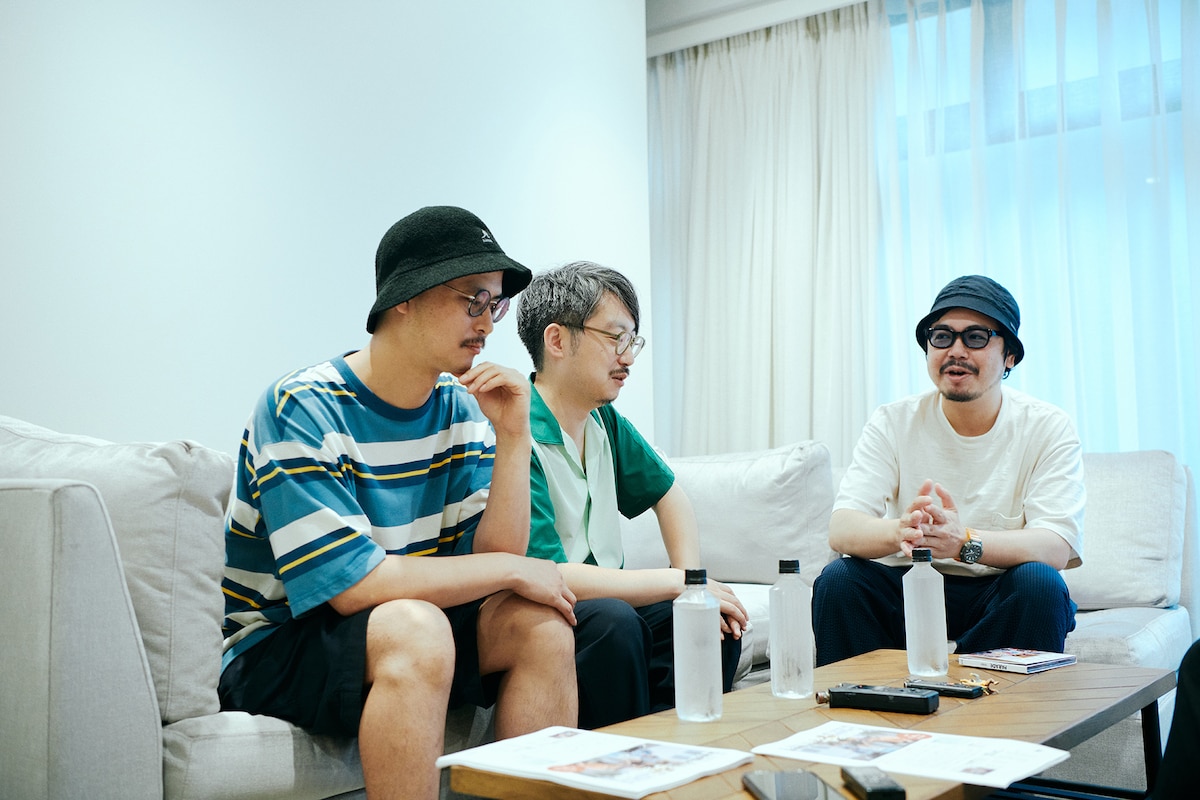 左から宮本直明（Key）、斎藤録音（G）、高橋一（Trumpet, Vo）。