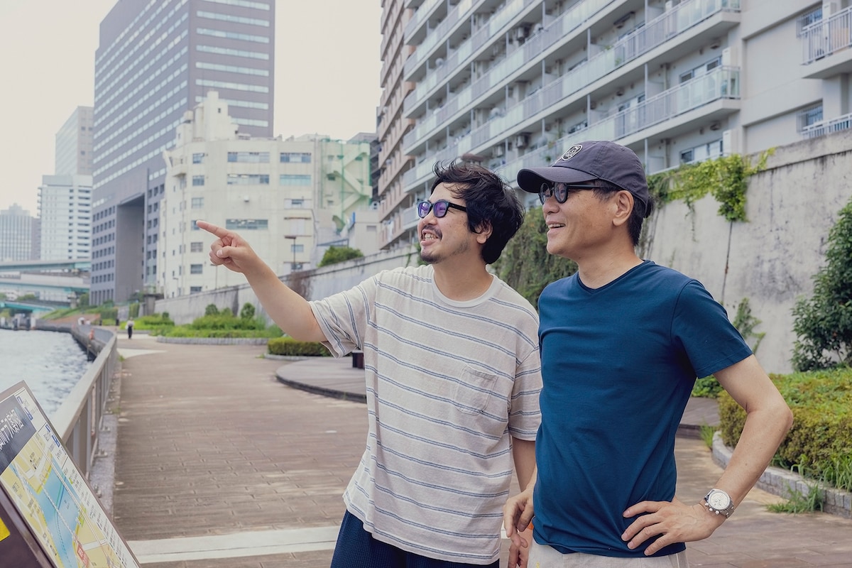 左から高橋一（思い出野郎Aチーム）、いとうせいこう。