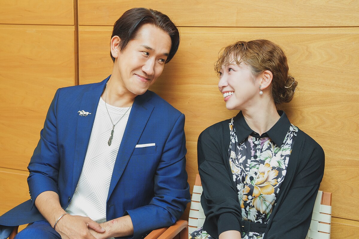 左から安中淳也、森彩香。