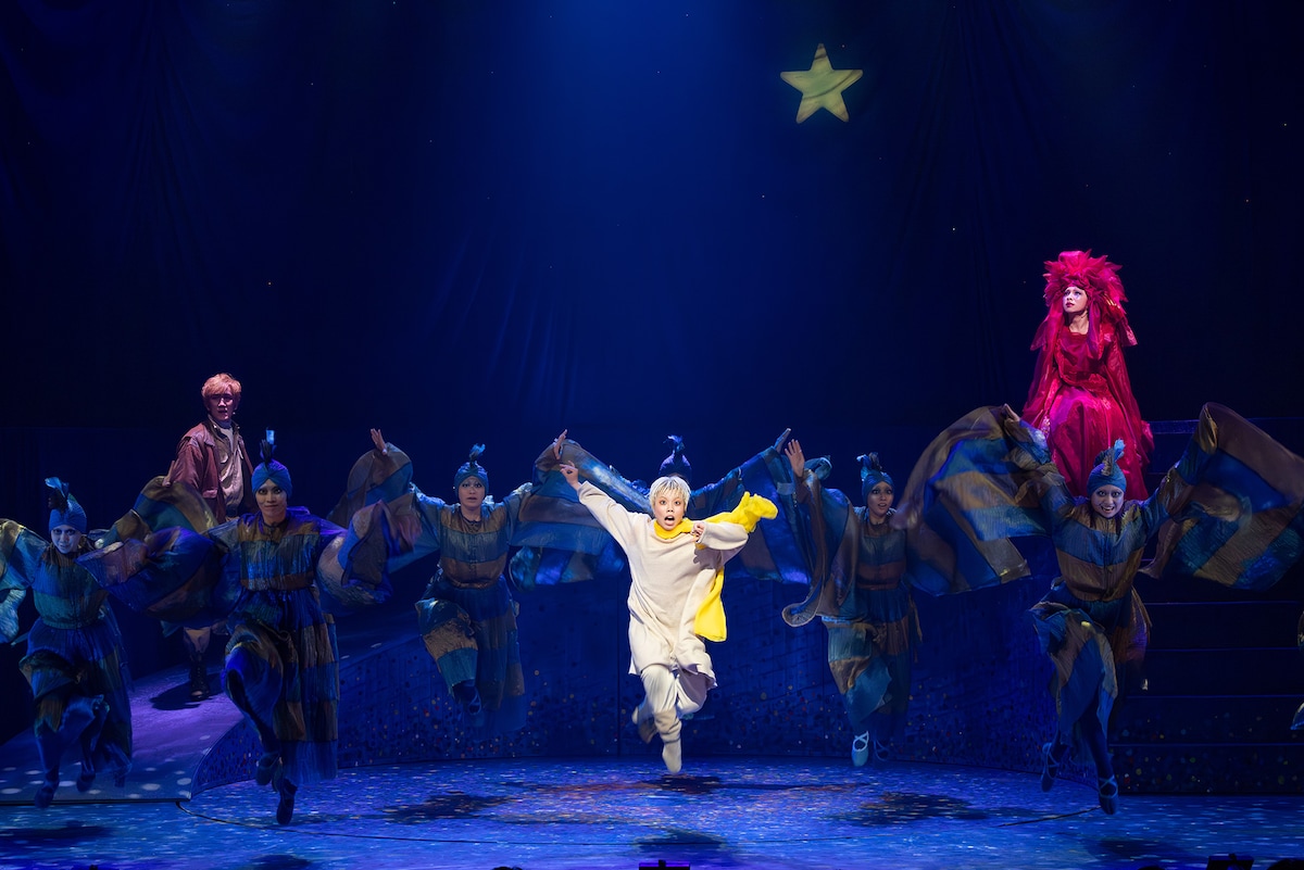 音楽座ミュージカル「リトルプリンス」より、山西菜音演じる王子（中央）。（撮影：二階堂健、間野真由美）