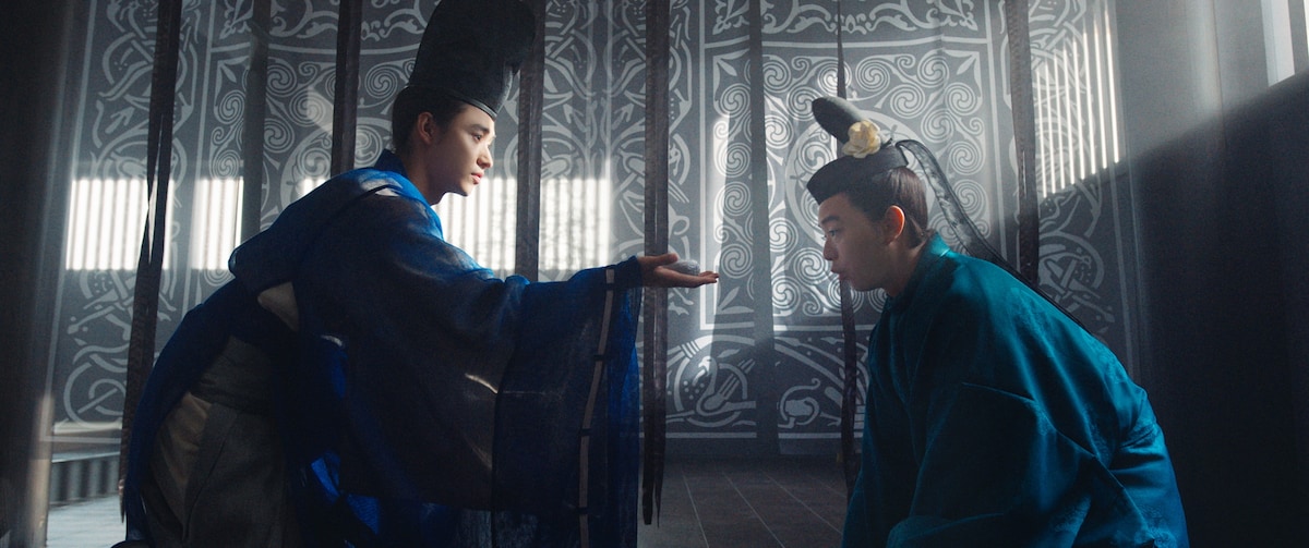 山﨑賢人演じる安倍晴明（左）が、染谷将太演じる源博雅（右）に呪をかけるシーン。