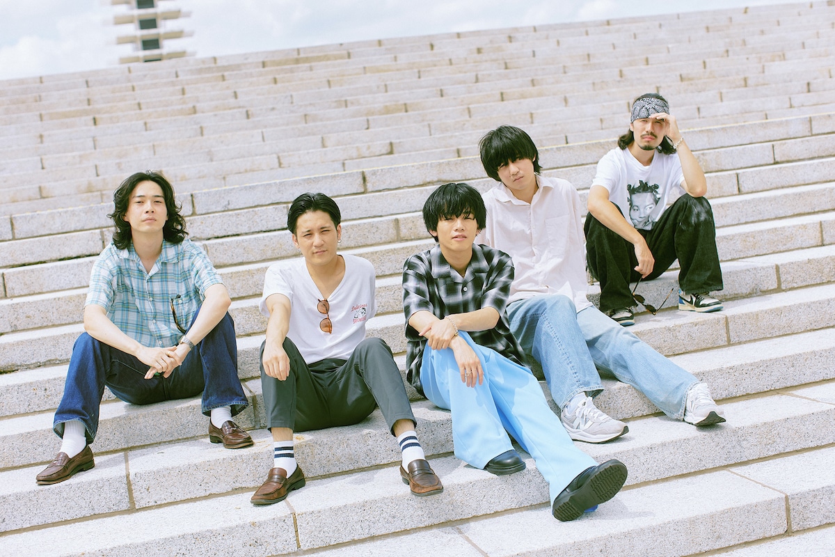 左からゆっきー（B, Cho）、スズキユウスケ（Vo, G）、クボタカイ、スズキナオト（G, Cho）、ゆりと（Dr）。