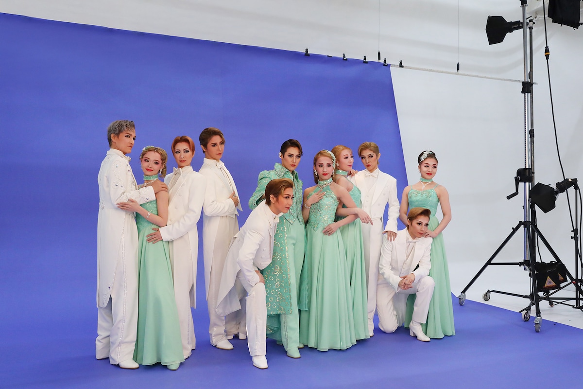 11人勢ぞろいして思い思いのポーズ。