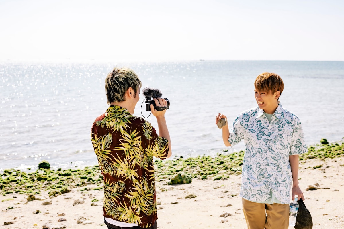 左からRYU-TA（G, Cho）、GEN（B, Vo）。