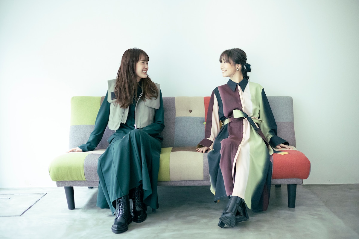 左から長屋晴子(緑黄色社会 / Vo, G)、大塚 愛。