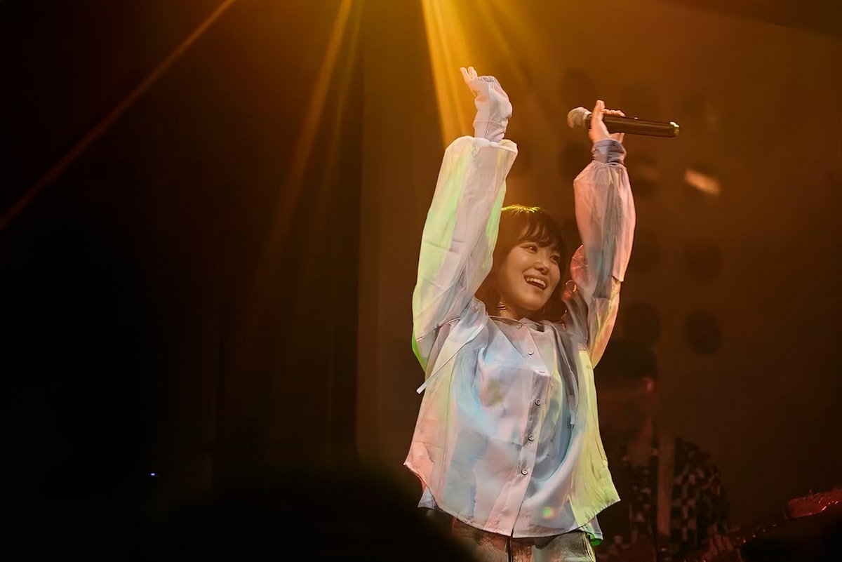 otsumami feat.mikanによるライブの様子。