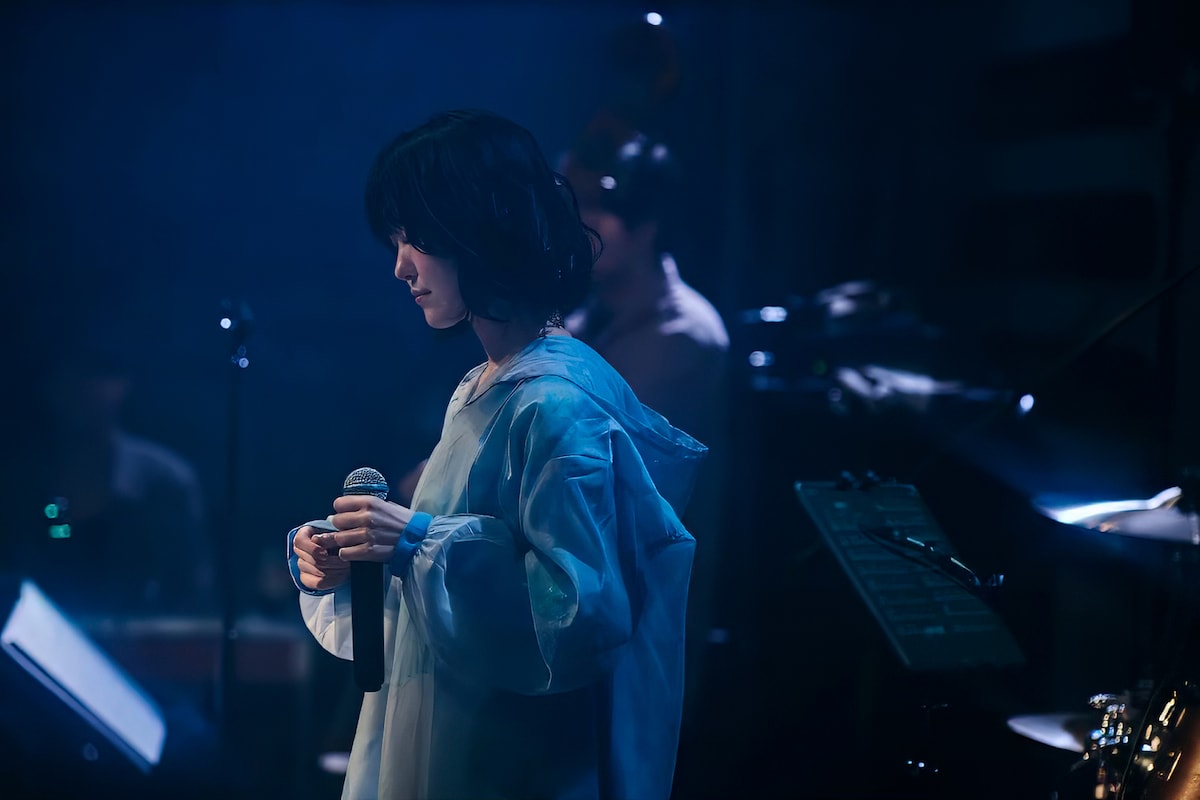 otsumami feat.mikanによるライブの様子。