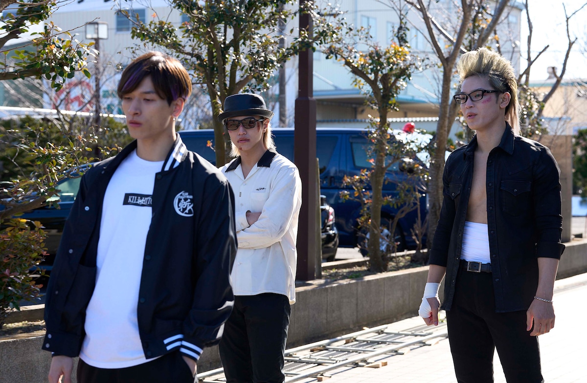 JO1の金城碧海演じる沢村良(左)、大平祥生演じる目黒修也(中央)、與那城奨演じる長嶋圭吾(右)。