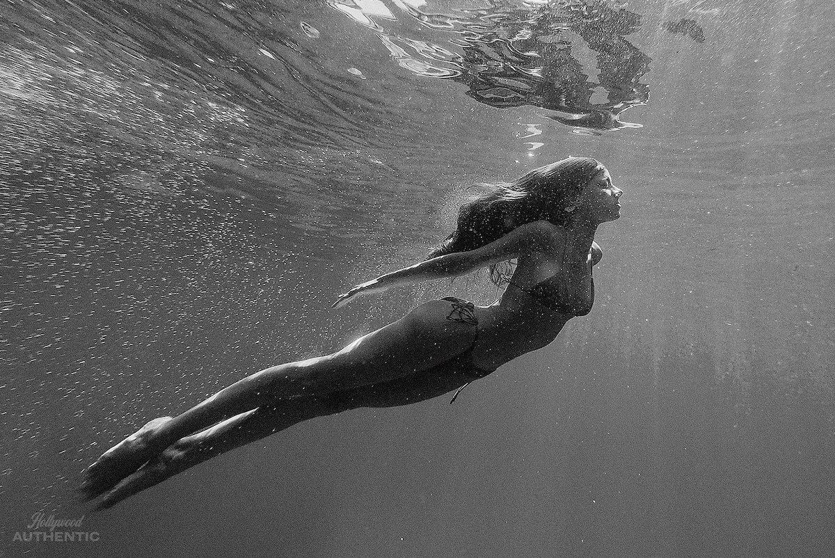 「パルテノペ ナポリの宝石」より、セレステ・ダッラ・ポルタ演じるパルテノペ。ギリシャの詩人ホメロスによる長編叙事詩「オデュッセイア」では、英雄オデュッセウスに恋をしてしまった人魚パルテノペが、彼を誘惑できない悲しみのあまり自ら命を絶ち、その亡きがらがナポリの街になったと語られている