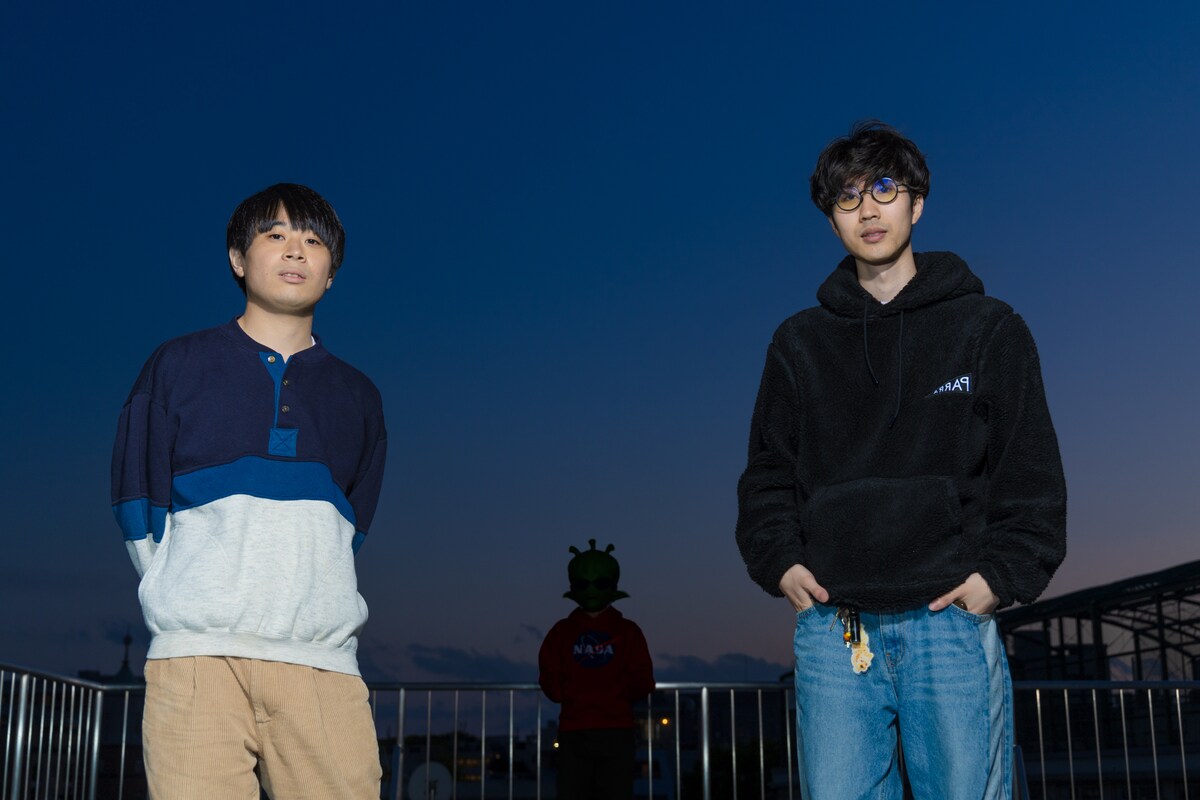 左から柴田、西山……おや？ 2人の間に何かの影が。