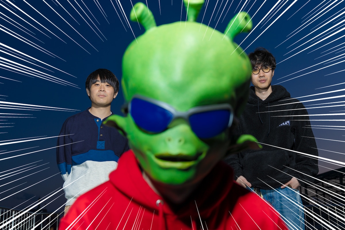 興奮状態でカメラに襲いかかる宇宙人。パソコン音楽クラブは無事に生還することができるのか。