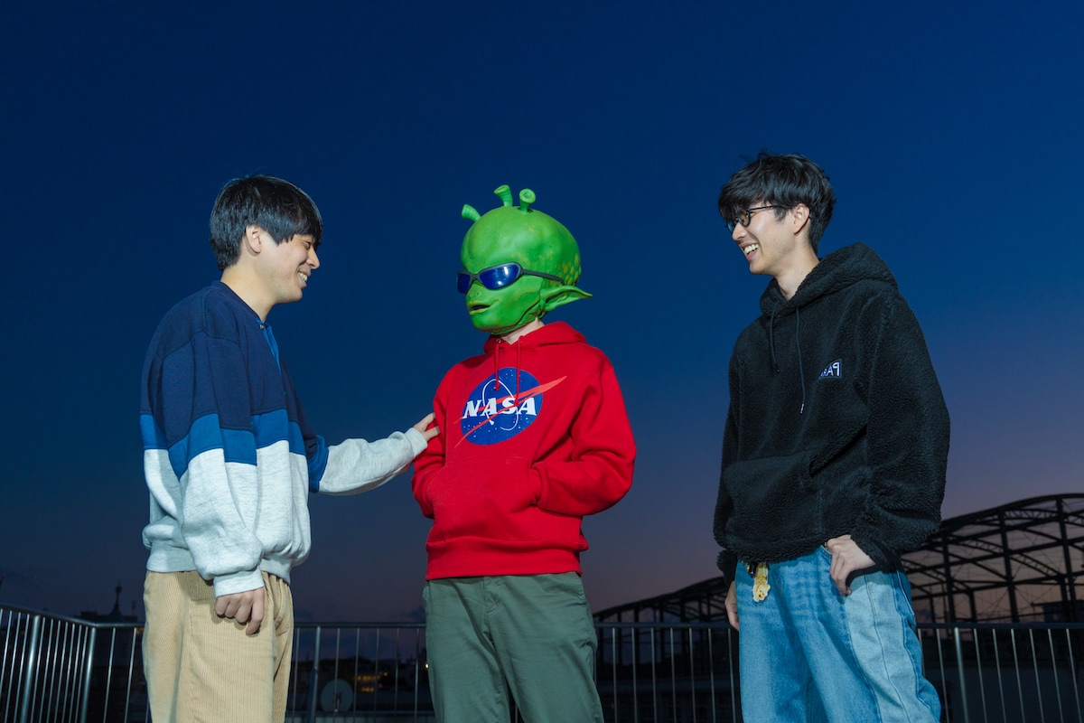 すっかり意気投合したパソコン音楽クラブと宇宙人。