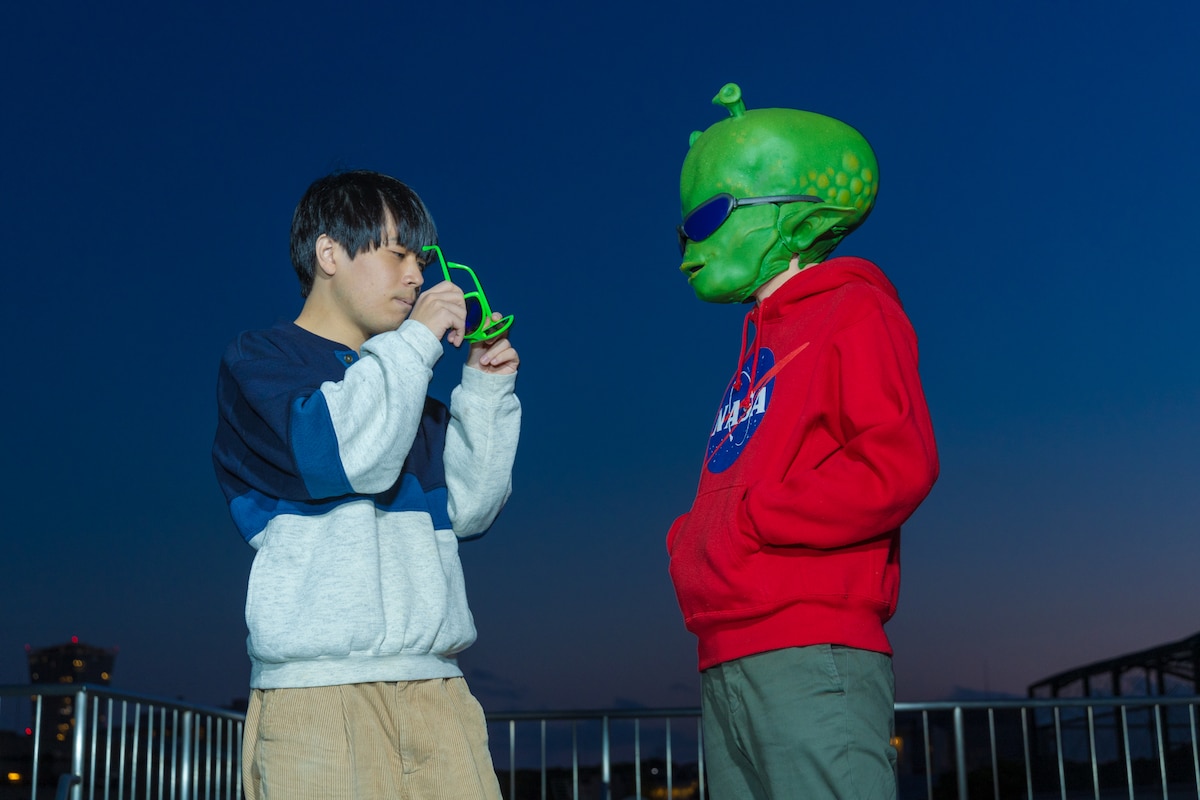 お近付きの印にと、自分のサングラスをプレゼントしようとする柴田。