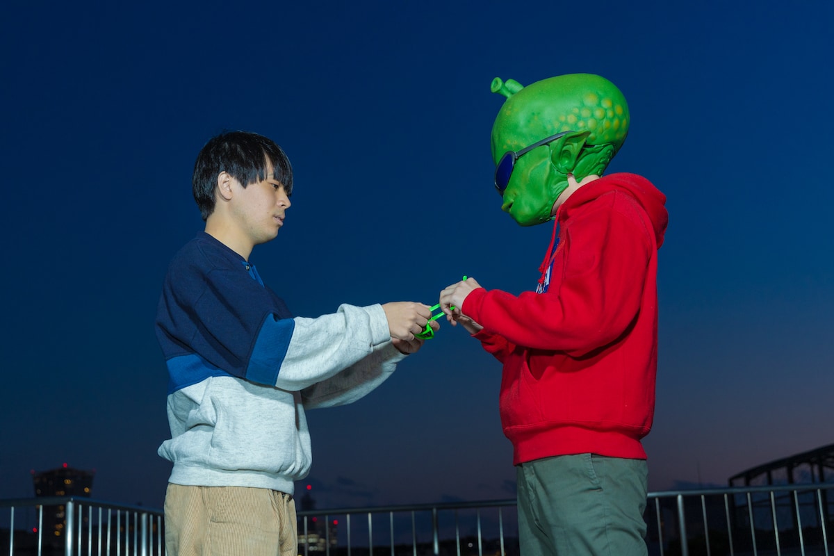 左から柴田、宇宙人。