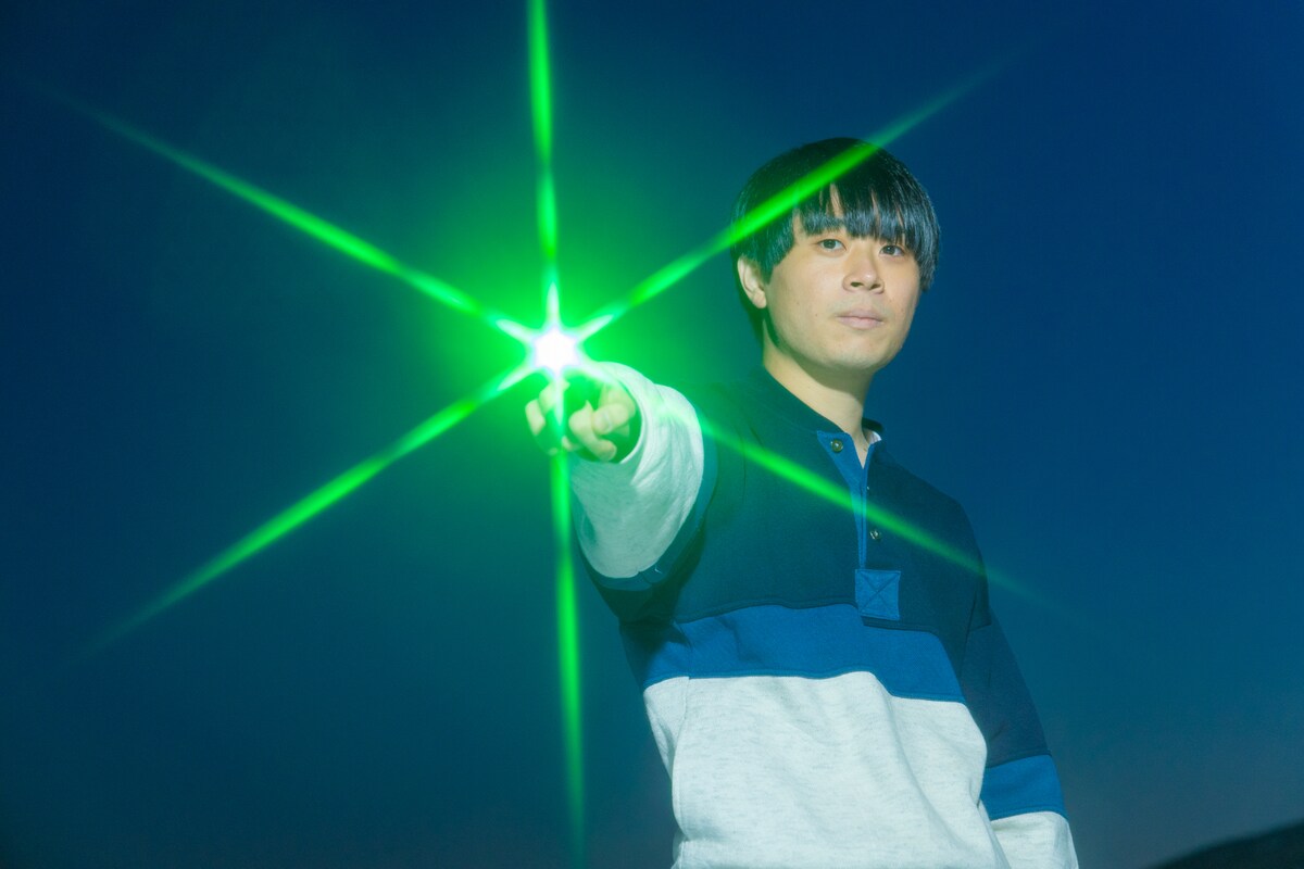 宇宙人の能力によって指先から不思議な光を放つ柴田。