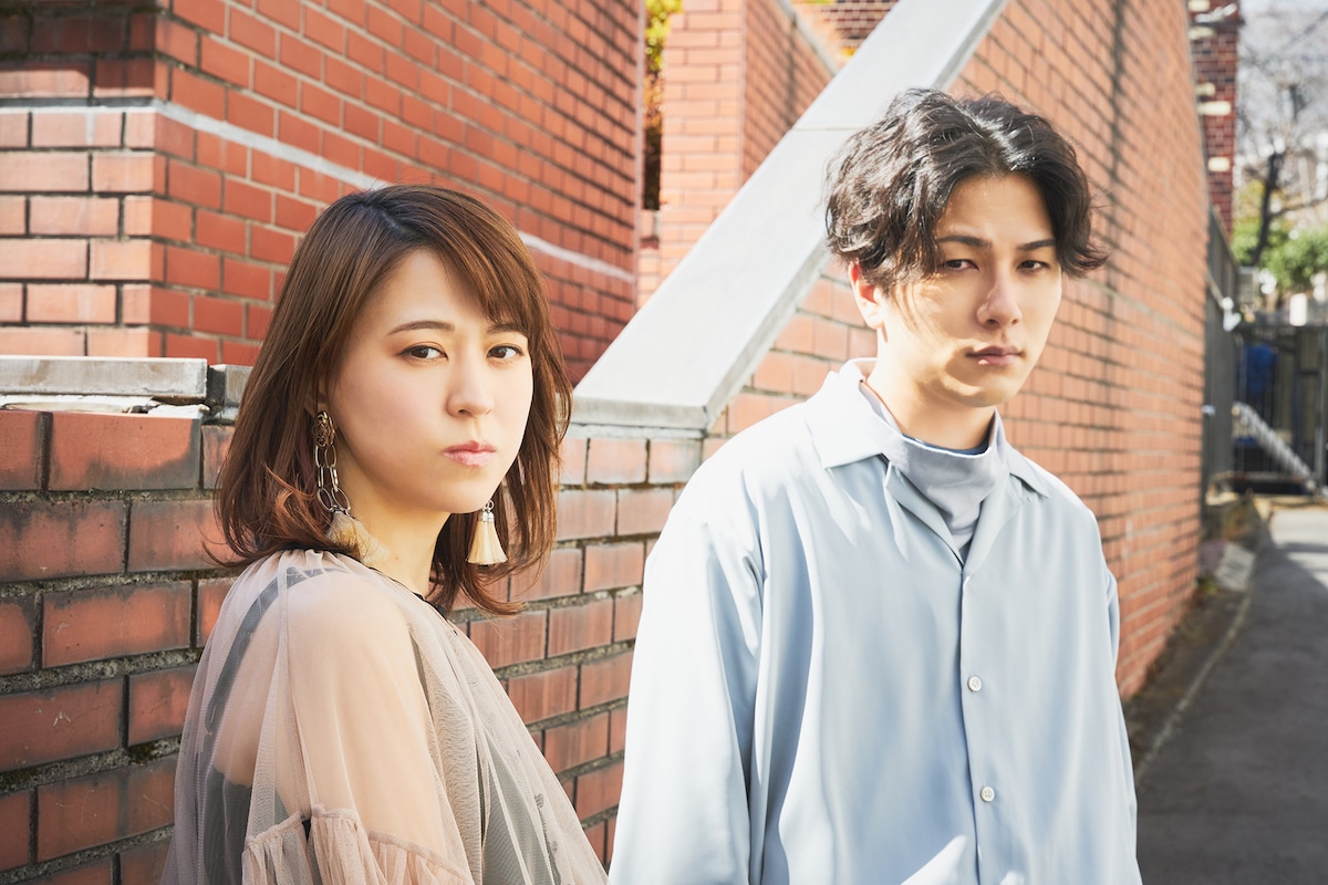 左から大島真帆（Vo）、浪岡真太郎（Vo, G）。