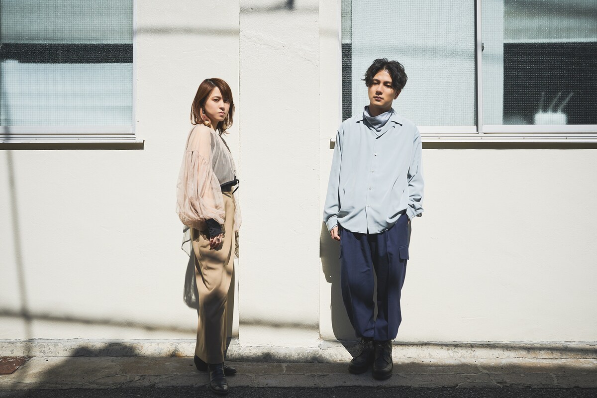 左から大島真帆（Vo）、浪岡真太郎（Vo, G）。