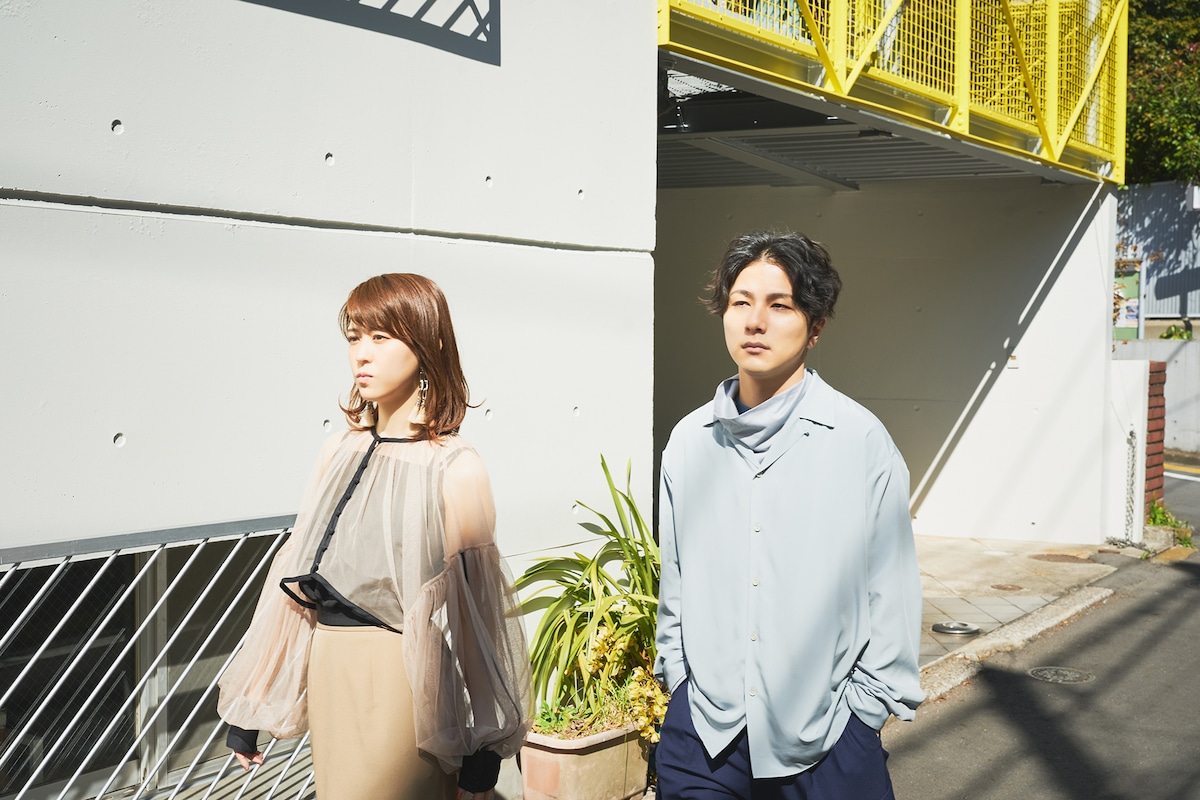 左から大島真帆（Vo）、浪岡真太郎（Vo, G）。