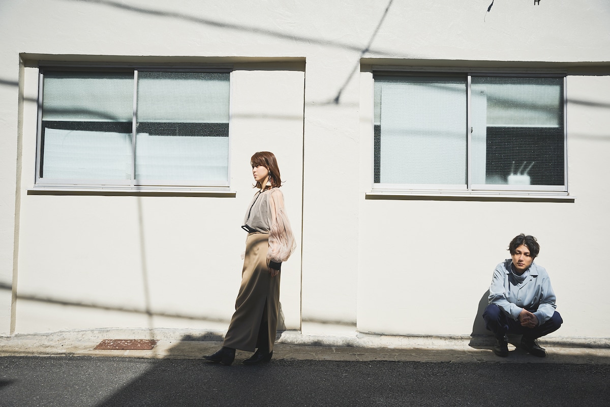 左から大島真帆（Vo）、浪岡真太郎（Vo, G）。