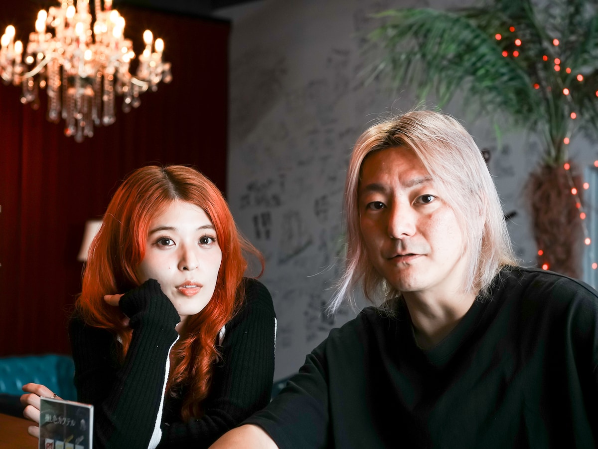 左からプー・ルイ（PIGGS）、松隈ケンタ。