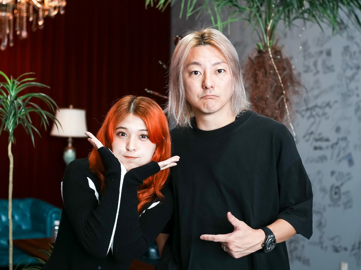 左からプー・ルイ（PIGGS）、松隈ケンタ。