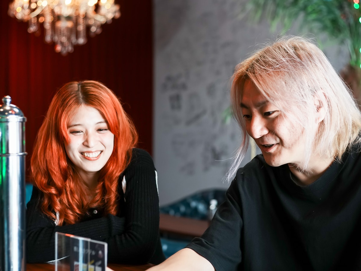 左からプー・ルイ（PIGGS）、松隈ケンタ。