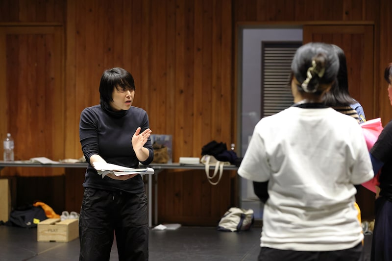 市民と創造する演劇「赤鬼」舞台手話通訳付きバージョンの稽古の様子。