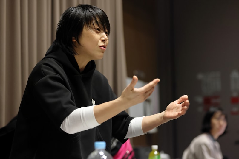 市民と創造する演劇「赤鬼」舞台手話通訳付きバージョンの稽古の様子。