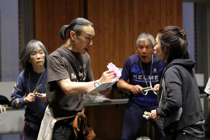 市民と創造する演劇「赤鬼」舞台手話通訳付きバージョンの稽古の様子。