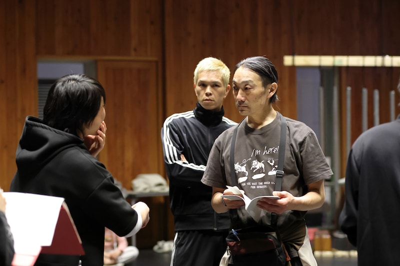 市民と創造する演劇「赤鬼」舞台手話通訳付きバージョンの稽古の様子。