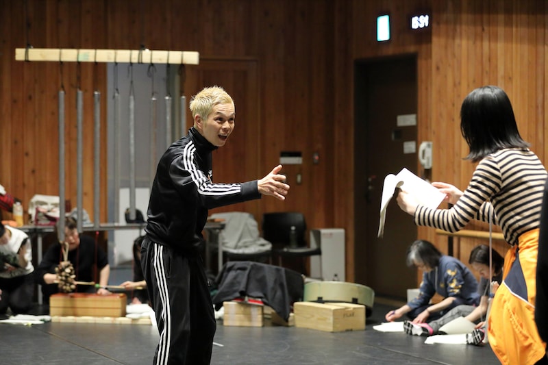 市民と創造する演劇「赤鬼」舞台手話通訳付きバージョンの稽古の様子。