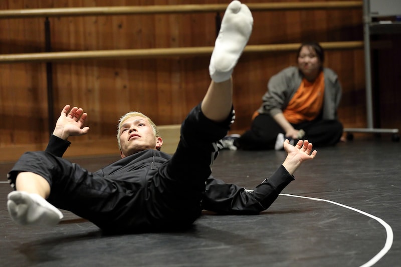 市民と創造する演劇「赤鬼」舞台手話通訳付きバージョンの稽古の様子。