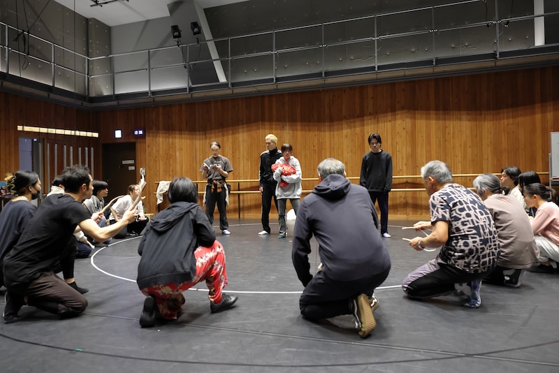 市民と創造する演劇「赤鬼」舞台手話通訳付きバージョンの稽古の様子。