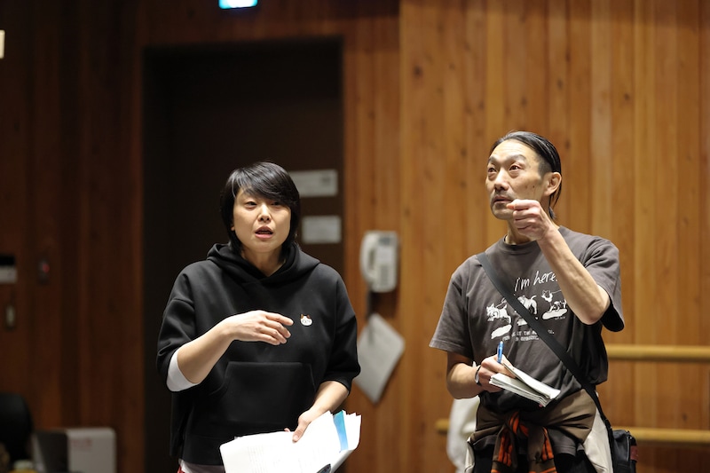 市民と創造する演劇「赤鬼」舞台手話通訳付きバージョンの稽古の様子。