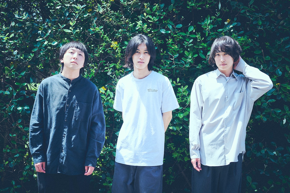 左から新田紀彰（B）、古市健太（Dr）、江沼郁弥（Vo, G）。