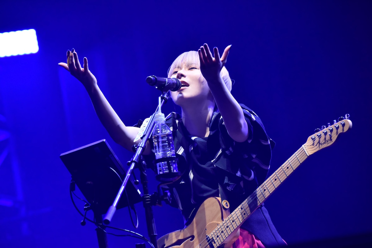 雫（Vo, G）（撮影：高田梓）