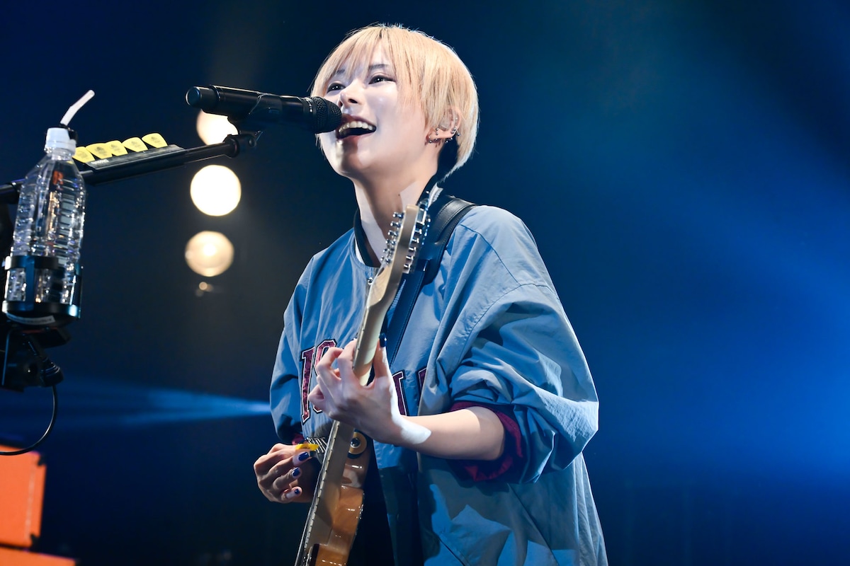 雫（Vo, G）（撮影：高田梓）