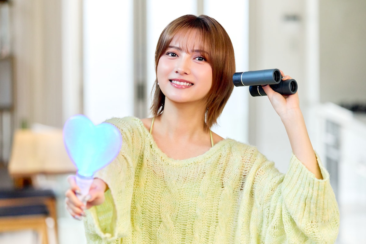 双眼鏡とペンライトを手に、ライブに向けて気分を高める桃月なしこ