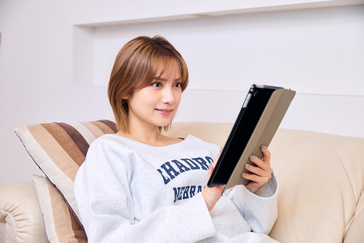 タブレットで電子書籍をチェックする桃月なしこ