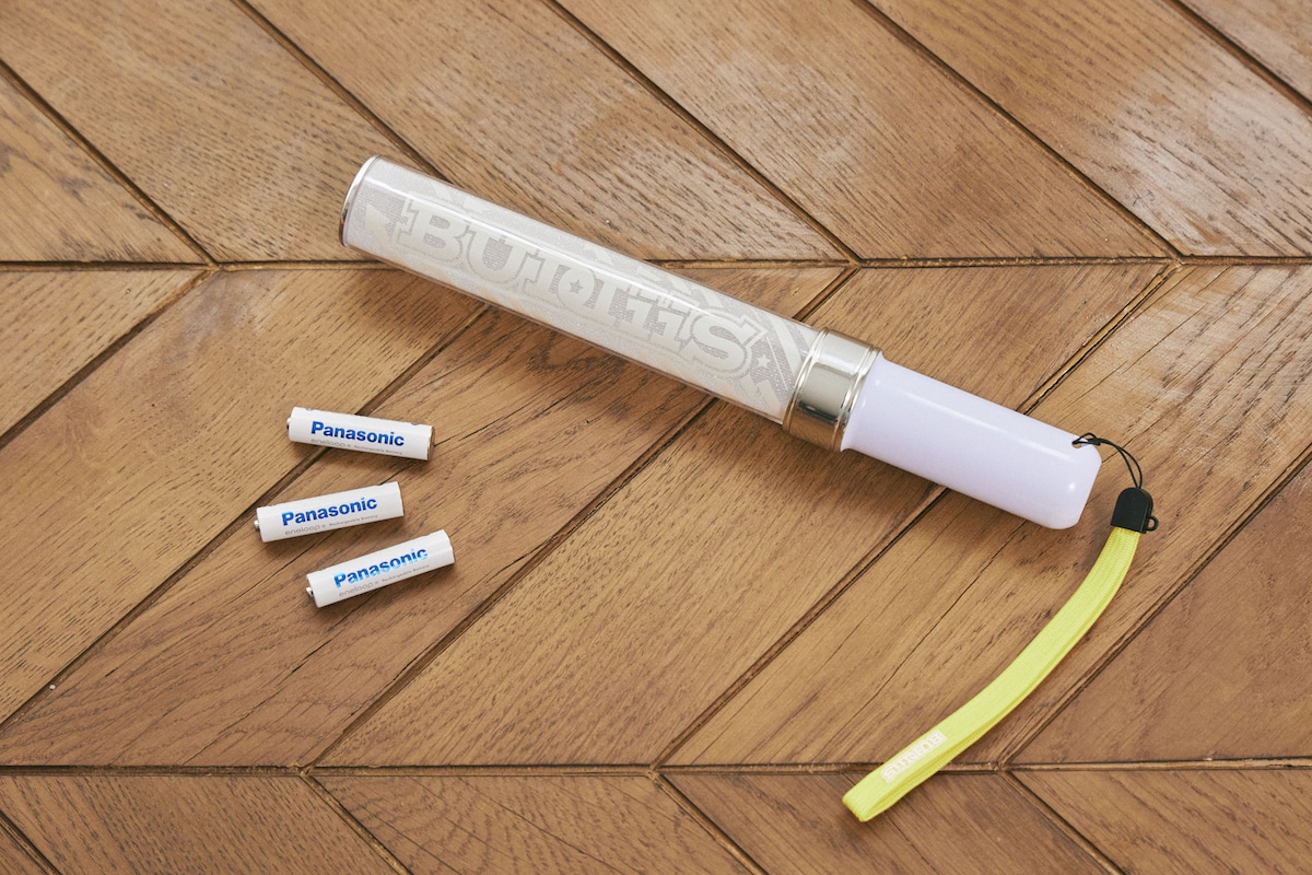 BUDDiiSのペンライトと「エネループ」。